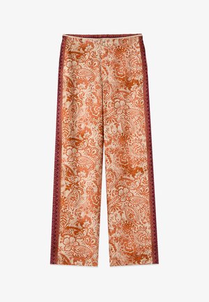Pantalon à jambes larges avec motif floral orange et motif paisley sur fond beige, avec des bandes latérales à motifs rouge foncé et une fermeture à boutons sur le devant.