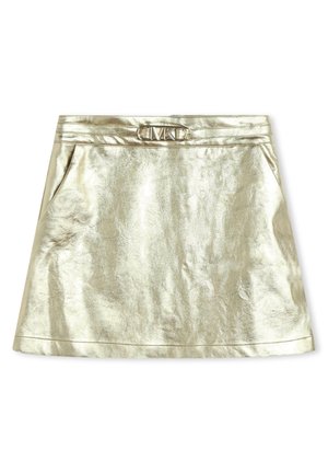 Mini-jupe métallisée dorée avec deux poches latérales, taille ajustée et une ceinture avec un emblème argenté. Texture lisse et réfléchissante.