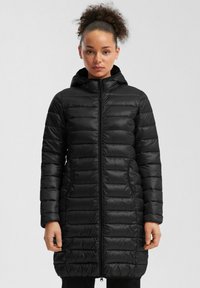 Mustmust jope kapuutsiga, millel on tikitud disain, eesne lukustus ja küljetaskud. Sile, kerge materjal.