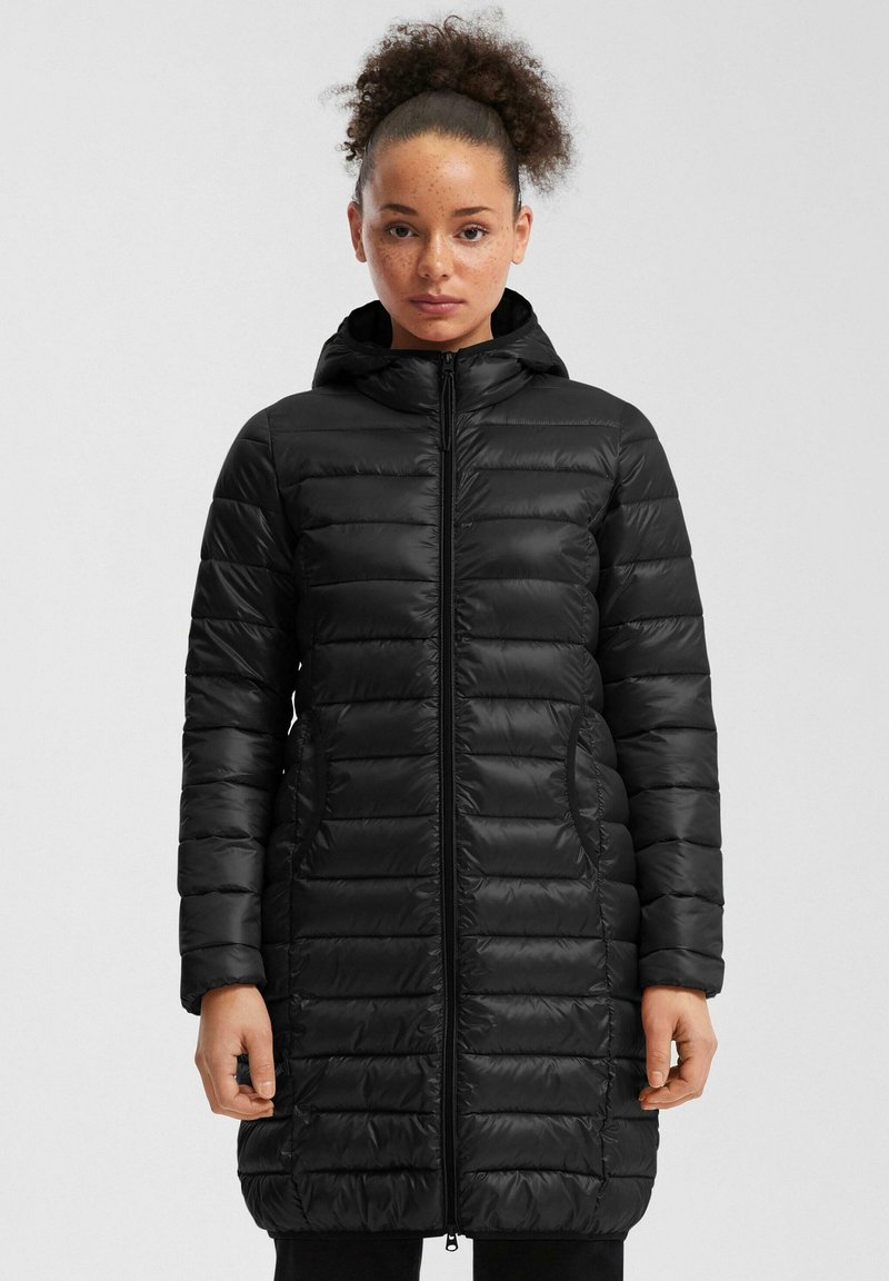 Mustmust jope kapuutsiga, millel on tikitud disain, eesne lukustus ja küljetaskud. Sile, kerge materjal.