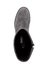 Grijze suede enkellaars met een ronde neus, textuurafwerking en een rits aan de zijkant. Beschikt over een gevoerde binnenzool voor extra comfort.