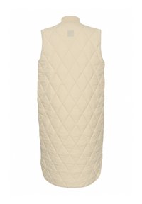 Veste longue matelassée en beige clair avec un col haut, présentant des motifs en losange et une petite étiquette au dos.