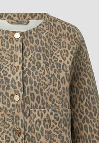Denim jacket met luipaardprint, ronde halslijn, knopen aan de voorkant en een enkele borstzak. Bevat gouden hardware en textuurstof.