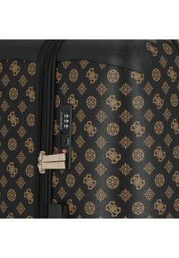 Valigia nera con superficie testurizzata e design a motivo marrone. Include una combinazione di serratura e doppie cerniere argentate.