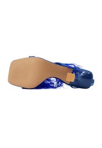 Blauwe high-heeled sandaal met een glanzende afwerking, voorzien van blauwe veeraccenten, een zachte zool en een gematteerde rubberen grip aan de onderkant.