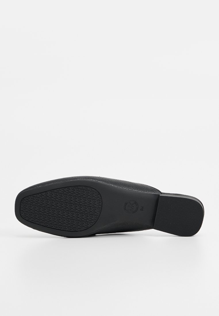 Zwarte schoenzool met een gestructureerd grippatroon en een lichte kromming. Gladde randen en een afgeronde neus. Minimalistisch ontwerp zonder zichtbare logo's.