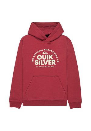 Rode capuchontrui met voorzak en wit Quiksilver-logo met tekst: "The Original Boardriding Co, The Mountain & The Wave."