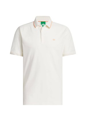 Bijela polo majica od pamuka, s kratkim rukavima, ovratnikom s narančastim detaljem i malim logotipom na lijevoj strani prsa.