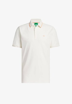 Bijela polo majica od pamuka, s kratkim rukavima, ovratnikom s narančastim detaljem i malim logotipom na lijevoj strani prsa.