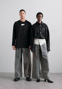 Feng Chen Wang DECONSTRUCTION PANTS UNISEX - Relaxed fit jeans - black