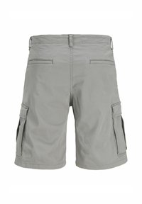 Short cargo gris clair vu de dos, avec deux poches arrière passepoilées et deux grandes poches latérales à rabat sur chaque jambe.