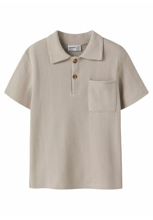 Tricou polo bej tricotat cu mânecă scurtă, dungi verticale texturate, doi nasturi maro, guler și buzunar la piept.