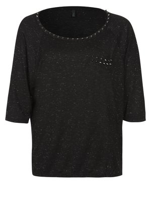 Czarna koszula z krótkim rękawem z srebrnymi kropkami, okrągłym dekoltem oraz czarnymi metalicznymi ćwiekami wokół kołnierza i małej kieszeni na piersi.