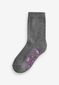 Chaussette grise en tissu avec un haut côtelé ; présente un motif éclaboussé rose près de l'orteil ; légère avec une texture lisse.