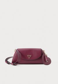 Bordeaux handtas met een gestructureerde kunstlederen afwerking, driehoekig logo, afneembare mini-accessoire en een verstelbare schouderriem.