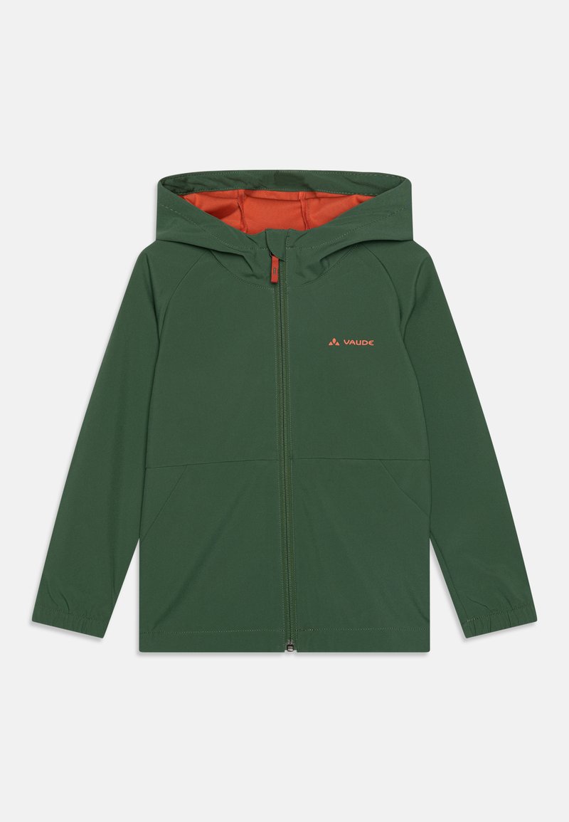Veste étanche verte avec un zip frontal et une capuche. Présente une doublure orange et des poches latérales. Marquage visible sur la zone gauche de la poitrine.