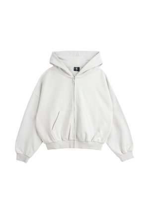 Jasnoszara bluza z kapturem na zamek błyskawiczny, z przednimi kieszeniami, długimi rękawami, ściągaczami na mankietach i kapturem, prezentowana na białym tle.