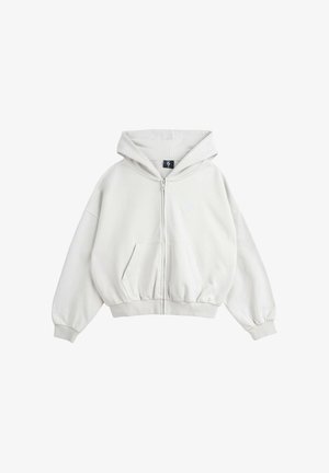 Jasnoszara bluza z kapturem na zamek błyskawiczny, z przednimi kieszeniami, długimi rękawami, ściągaczami na mankietach i kapturem, prezentowana na białym tle.