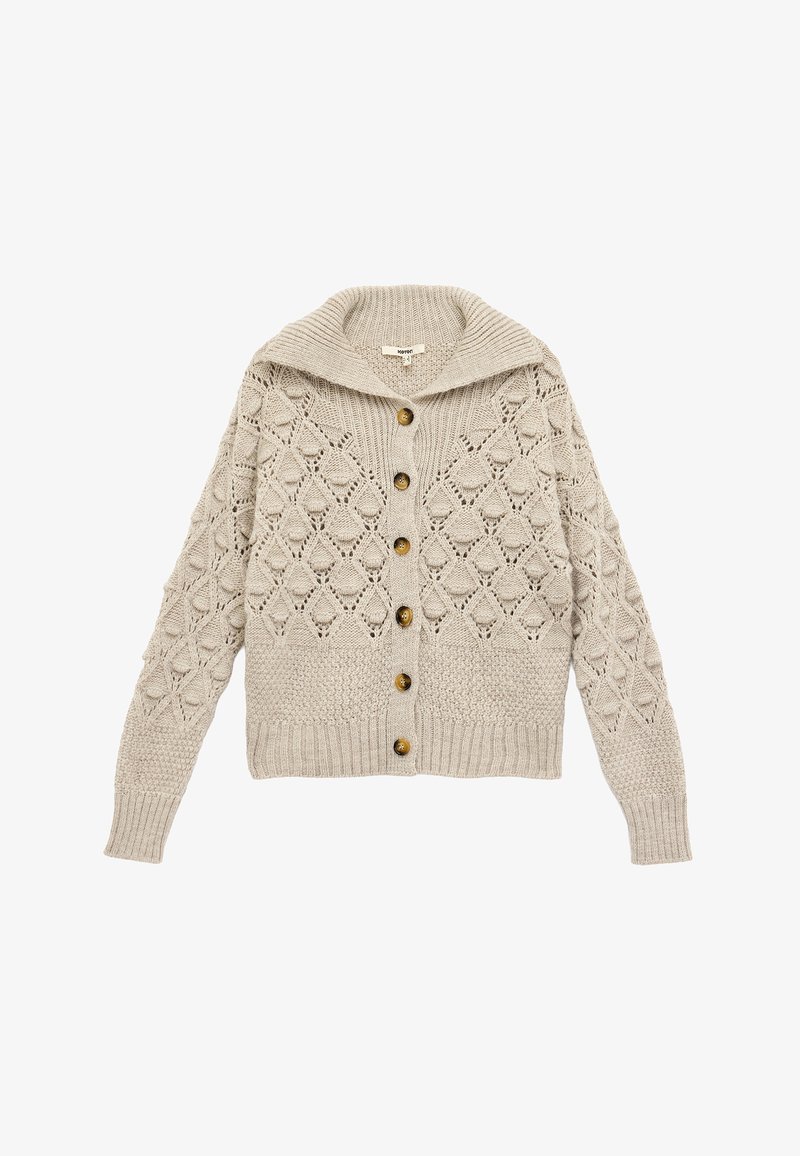 Beżowy kardigan dziany z szerokim kołnierzem szalowym, z teksturowanymi wzorami, pięcioma drewnianymi guzikami oraz ściągaczami przy mankietach i u dołu.