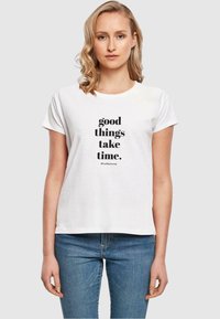 Merchcode GOOD THINGS TAKE TIME BOX - T-shirts print - white