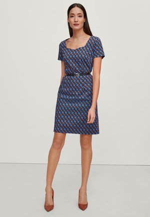 Kurzärmeliges blaues Kleid mit einem geometrischen Muster in Rot und Blau, ausgestattet mit einem quadratischen Ausschnitt und einer taillierten Taille, die durch einen schwarzen Gürtel betont wird.