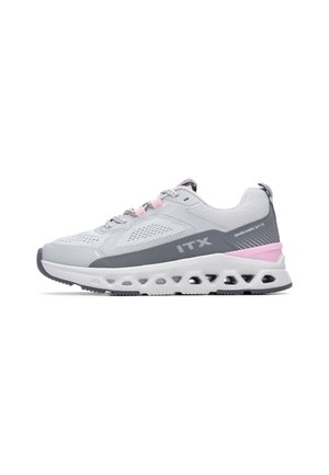 Zapatilla deportiva con parte superior de malla en gris claro, detalles en rosa, una suela intermedia blanca y gruesa con orificios de ventilación y un talón texturizado en gris.