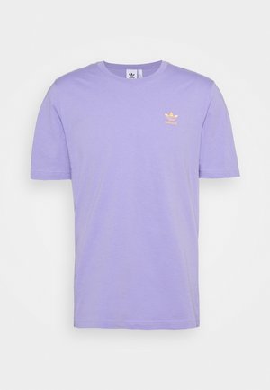 Lavendelfarbiges Adidas T-Shirt mit kurzen Ärmeln und Rundhalsausschnitt, mit kleinem gelbem Adidas-Logo auf der linken Brust.