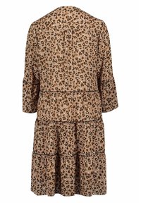 Hnědá leopardí potisková šaty s třemi vrstvami, krátkými rukávy a kulatým výstřihem. Vyrobeno z lehkého materiálu s hladkou texturou.
