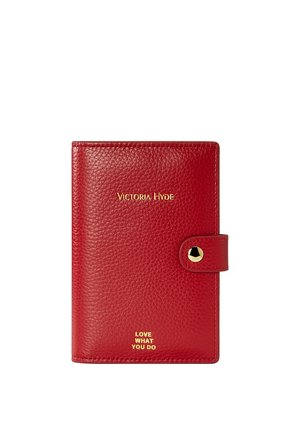 Czerwony portfel z teksturowanej skóry z złotym zatrzaskiem, logo "Victoria Hyde" u góry oraz tekst "Love What You Do" na dole.