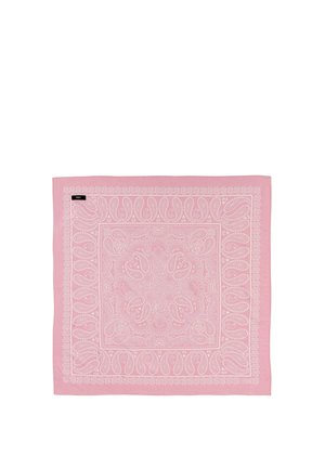 Różana kwadratowa bandana z białymi wzorami paisley i kwiatowymi oraz małą czarną metką na jednym rogu.