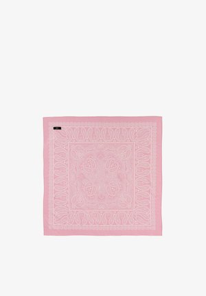 Różana kwadratowa bandana z białymi wzorami paisley i kwiatowymi oraz małą czarną metką na jednym rogu.