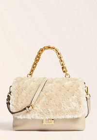 Beige håndtaske med en tekstureret, blød faux pelsklap, læderbund og en guld kæderem. Fremhævet med en guldbelagt hardware-logo.