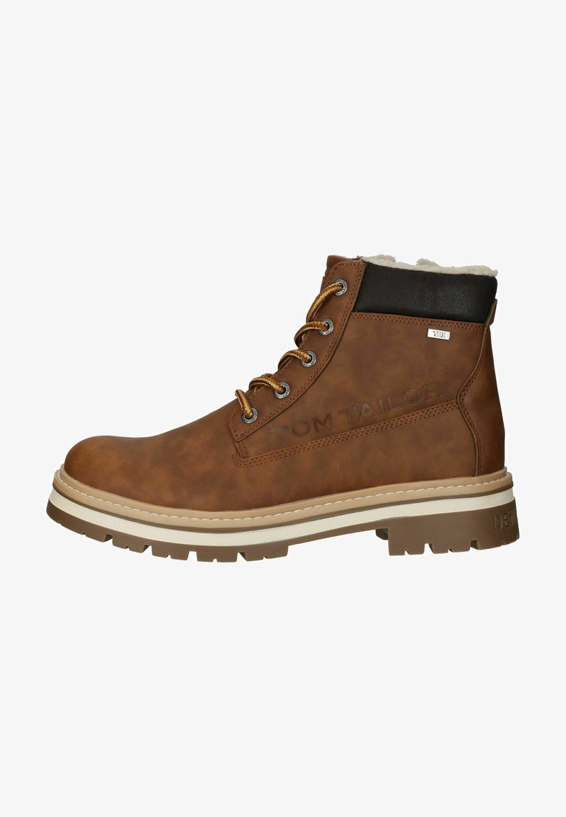 Bottine en cuir brun avec une finition texturée, un col rembourré, un design à lacets et une semelle en crêpe contrastante. Présente un détail de logo embouti.
