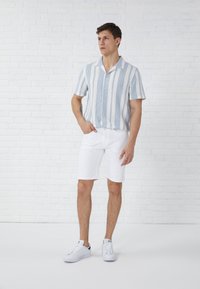 Pier One Kratke hlače od trapera - white denim