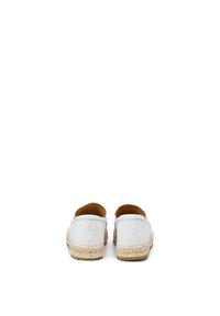Hvide espadriller med en glat læderoverdel, vævet jutesål og prægede logo detaljer på hælen. Minimalistisk design med slip-on stil.