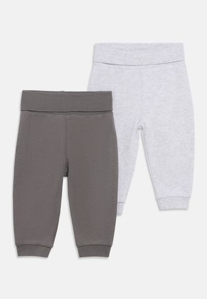 Két pár gyerek leggings: az egyik sötétszürke, a másik világosszürke, mindkettő gumis derékrésszel és szűkített bokarészű, puha anyagból készült.