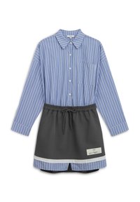 Chemise à rayures bleues à manches longues avec une poche avant, associée à une jupe grise avec une taille élastique et des accents blancs.