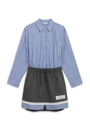 Camicia a righe blu con maniche lunghe e una tasca sul davanti, abbinata a una gonna grigia con cintura elastica e accenti bianchi.