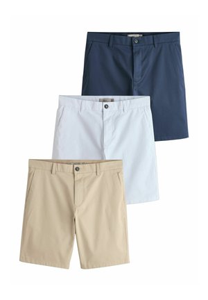 Drei maßgeschneiderte Herren-Shorts in Beige, Weiß und Marineblau, jeweils mit Gürtelschlaufen, Fronttaschen und Knopfverschluss.