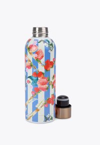 Borraccia in acciaio inox con una design a righe blu e bianche, caratterizzata da fragole rosse e dettagli floreali. Include un tappo nero.