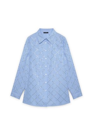 Cămașă lungă cu mâneci lungi de culoare albastră deschisă, cu închidere cu nasturi, având un design cu decupaje în formă de diamant și un guler clasic. Prezentă dungi verticale.