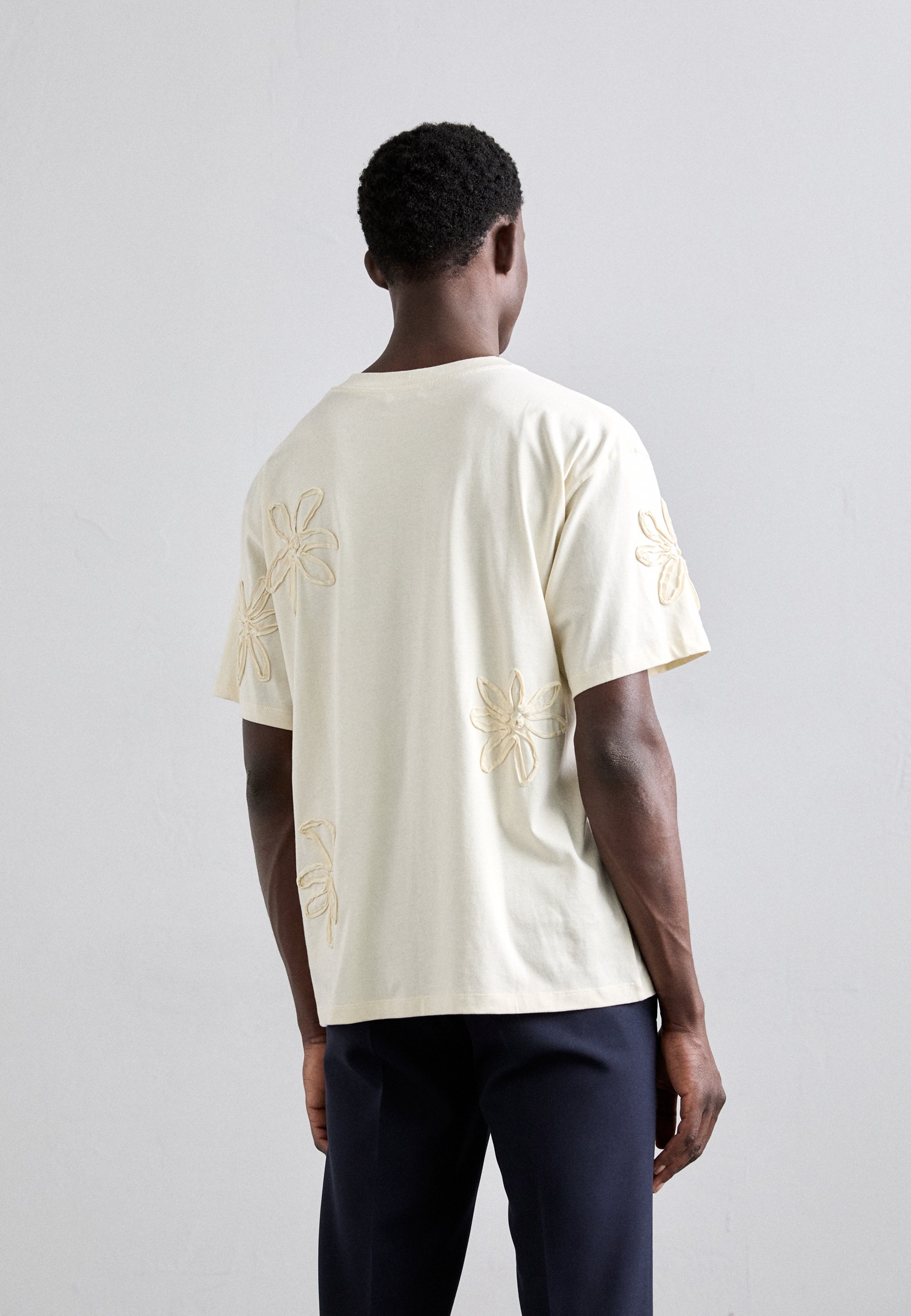 【SANDRO】 Floral Embroidery Tee Floral embroidery T-shirt black / gray For Women | Sandro Paris
