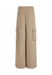 Pantalones cargo de pierna ancha color beige con dos bolsillos laterales y bolsillos traseros. Hechos de una tela suave con una apariencia ligeramente estructurada.