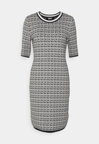 Robe en maille noire et blanche longueur genou avec manches courtes, col rond, et motif répétitif du logo DKNY sur toute la surface.
