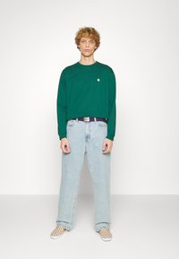 Carhartt WIP CHASE - Hosszú ujjú felső - chervil/gold