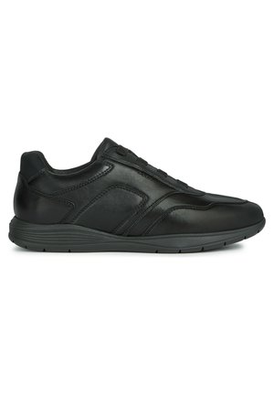 Sneaker in pelle nera con finitura liscia, punta arrotondata e dettagli sottili sui lati. Presenta una suola in gomma per flessibilità.