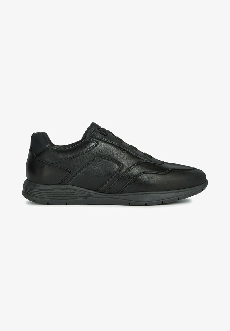 Sneaker in pelle nera con finitura liscia, punta arrotondata e dettagli sottili sui lati. Presenta una suola in gomma per flessibilità.