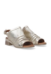 Åbne slingback sko i metalisk guld perforeret læder, med samlet design, en lav stablet hæl og et justerbart strop.