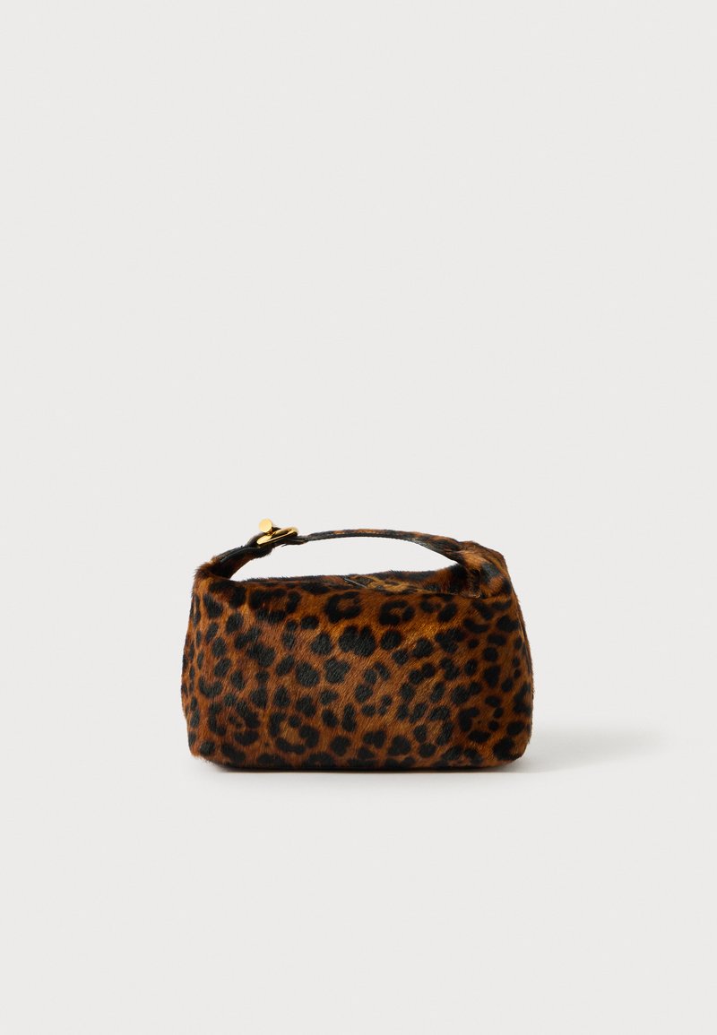 Torba s uzorkom leoparda, zaobljenog pravokutnog oblika, napravljena od mekog umjetnog krzna, s malom ručkom i zlatnim detaljima.