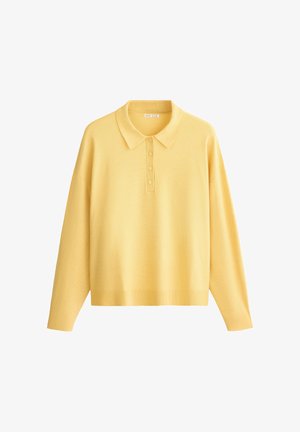 Gelbes langärmeliges Strick-Poloshirt mit gerippten Bündchen, Kragen und Vier-Knopf-Leiste auf weißem Hintergrund.